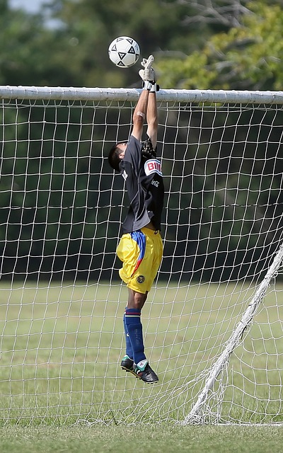 调皮二娃上线，穆勒庆祝夺冠时和25号队友高尔德顶牛假装受伤